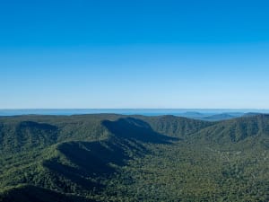 Cooktown, Queensland, Australia &ndash; Extenso paisaje de monta&ntilde;as cubiertas de bosque
