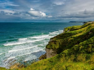 Portrush, Irlanda del Norte &ndash; Verdes acantilados junto al oc&eacute;ano Atl&aacute;ntico