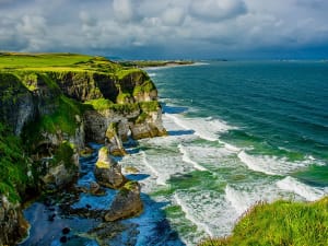 Portrush, Irlanda del Norte &ndash; Verdes acantilados y formaciones rocosas junto al Atl&aacute;ntico