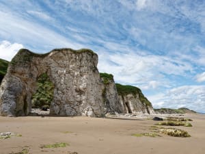Portrush, Irlanda del Norte &ndash; Arco natural de roca junto a una amplia playa