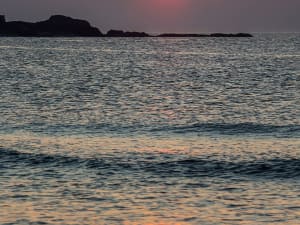 Portrush, Irlanda del Norte &ndash; Atardecer sobre el mar frente a la costa rocosa