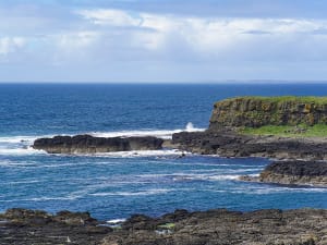 Lunga, Ilhas Treshnish, Esc&oacute;cia &ndash; Costa rochosa com fal&eacute;sias verdes e mar azul