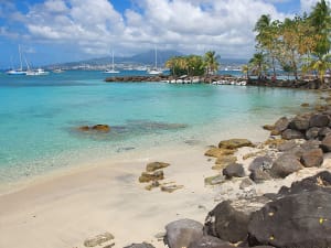 Anse Mitan, Martinica &ndash; Bah&iacute;a turquesa con palmeras y veleros