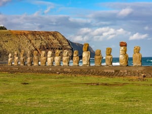 Hanga Roa, Isla de Pascua, Chile &ndash; Fila de mo&aacute;is frente a la costa rocosa