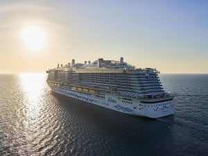 AIDAcosma: Aussenansicht bei Sonnenuntergang