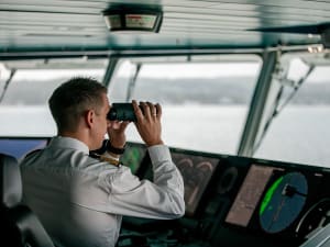 Midnatsol: Offizier auf Br&uuml;cke