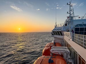 Finnmarken: Schiff im Sonnenuntergang