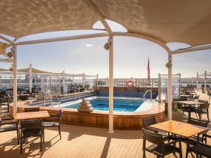 Queen Victoria: Lido Pool auf Deck 9