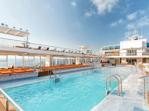 Mein Schiff 4: Au&szlig;enpool auf dem Sonnendeck