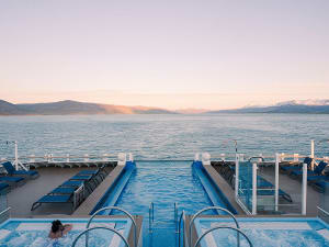 Fridtjof Nansen: Hot tubs und Infinity Pool auf Deck 10