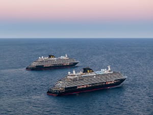 EXPLORA I: Au&szlig;enansicht mit Schwesterschiff