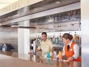 MS Hamburg: Poolbar auf dem Sonnendeck