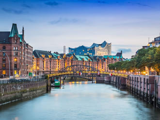 Hambourg, Allemagne – Vue sur l’eau scintillante et la silhouette urbaine