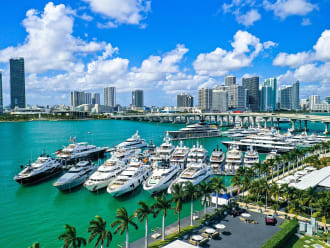 Miami, USA – traumhafter Blick auf Marina und schimmernde Skyline