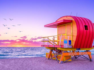 Miami Beach, USA – farbenfrohe Rettungshütte vor türkisfarbenem Meer