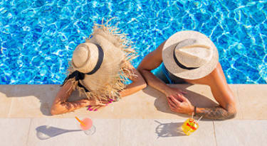 All-inclusive cruises: Couple in the pool
