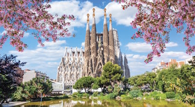 Sagrada Familia Cathedral in spring, Barcelona, Spain-400x220