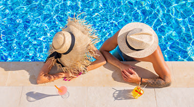 All-inclusive cruises: Couple in the pool
