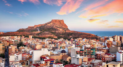 Alicante, Spanien - Blick auf Burg Santa Barbara auf Berg Benacantil