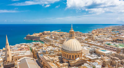 Luftaufnahme der Kirche &bdquo;Lady of Mount Carmel&ldquo; und der St.-Paulus-Kathedrale in Valletta, Malta
