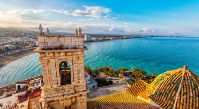 Blick auf Pe&ntilde;&iacute;scola vom Gipfel der Burg des Papstes Luna, Valencia, Spanien.