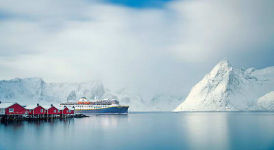Havila Schiff in verschneiten Lofoten