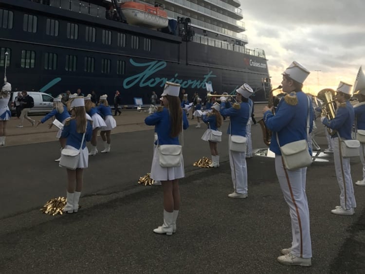 Konzert vor dem Schiff