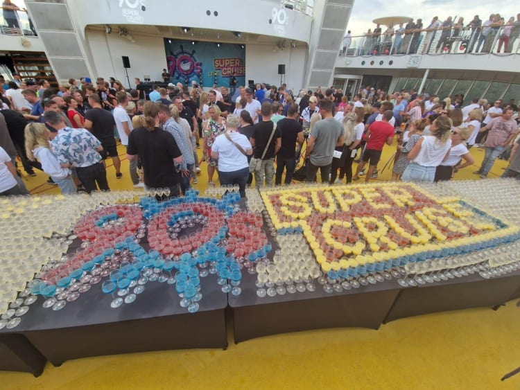 90s Super Cruise 2022 Getr&auml;nke auf dem Schiff