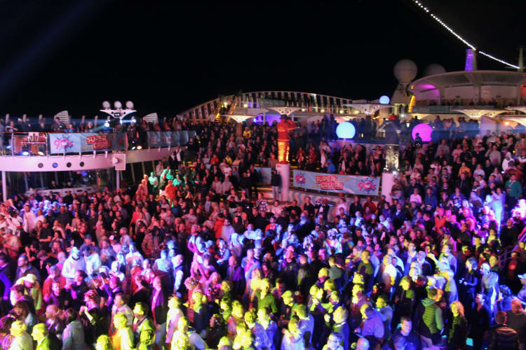 90s Super Cruise 2022 gro&szlig;e Menge auf dem Schiff