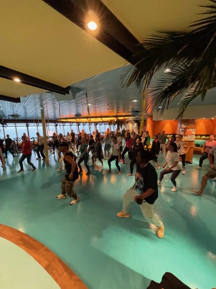 90s Super Cruise 2022 tanzende Menschen an Bord
