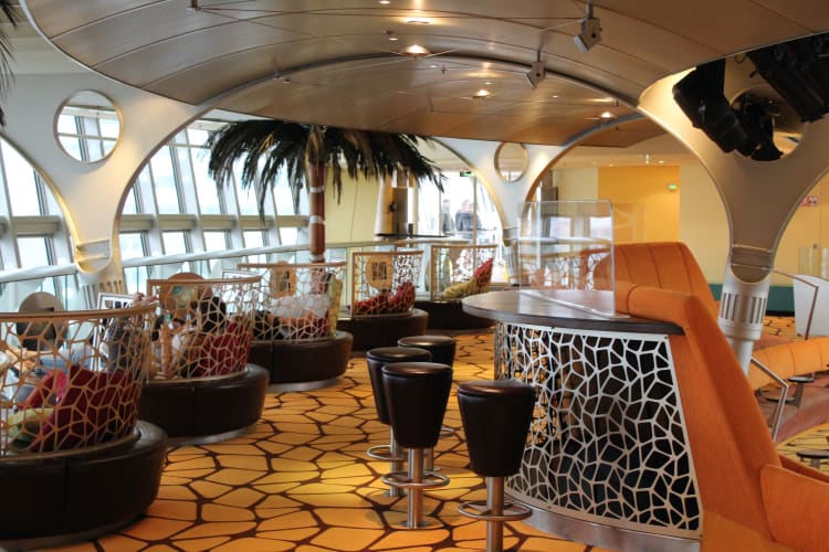 90s Super Cruise 2022 Bar auf dem Schiff