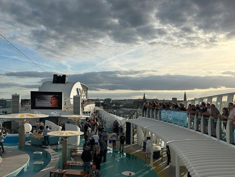 90s Super Cruise 2023 gro&szlig;er Ausblick auf das Schiff