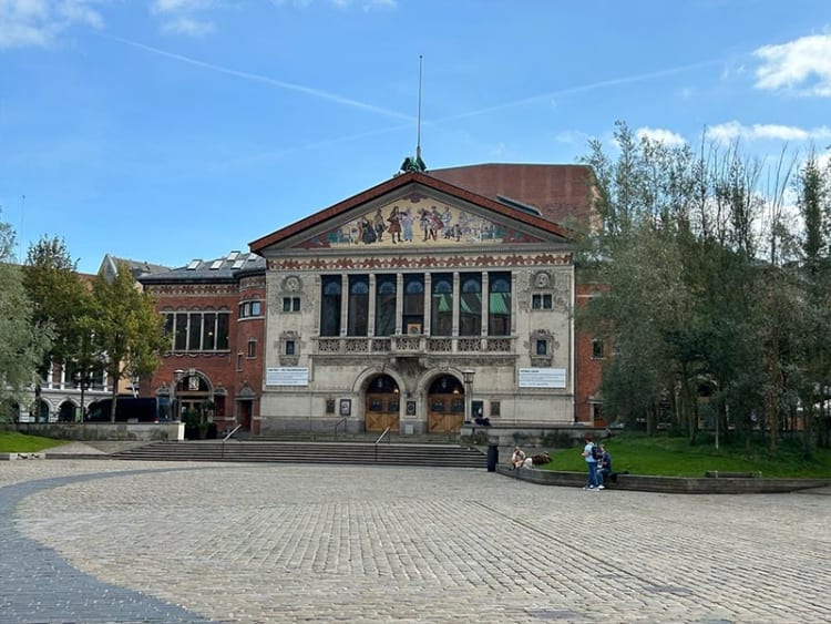 90s Super Cruise 2023 gro&szlig;es Geb&auml;ude
