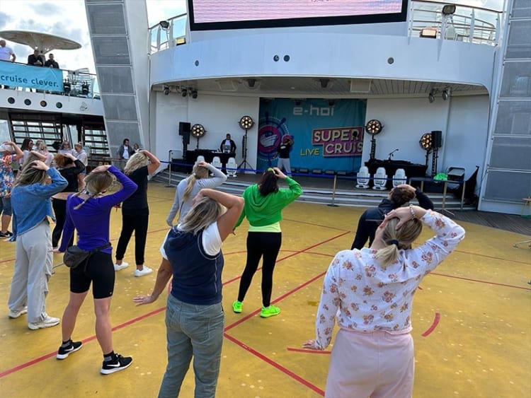 90s Super Cruise 2023 tanzende Menschen auf dem Schiff