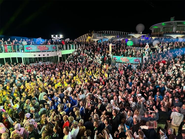 90s Super Cruise 2023 feiernde Menge