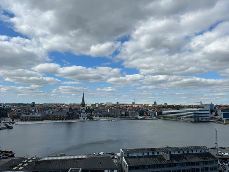 90s Super Cruise 2023 Ausblick auf die Stadt
