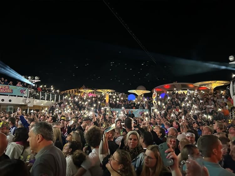 90s Super Cruise 2023 Menschenmenge beim Konzert