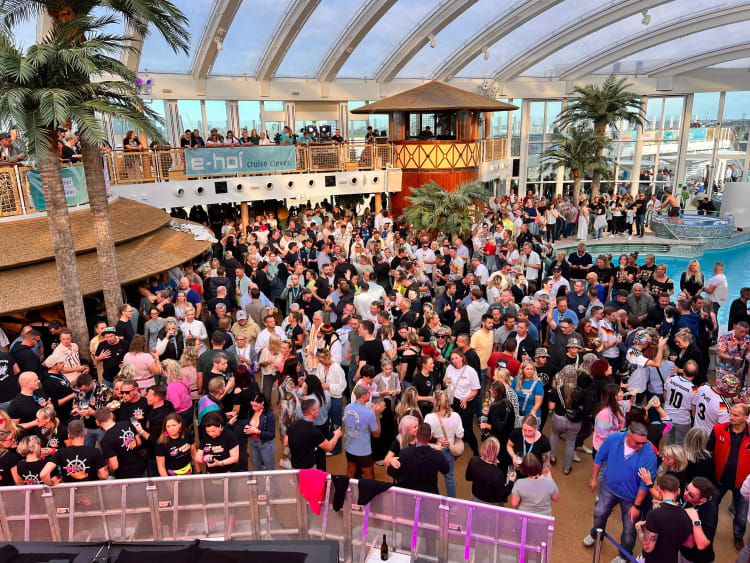 90s Super Cruise 2025 gro&szlig;e Menschenmenge