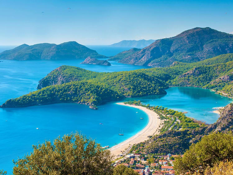 Paysage m&eacute;diterran&eacute;en idyllique avec mer bleu vif et baie ensoleill&eacute;e.