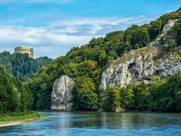 Panorama du Danube avec collines verdoyantes &ndash; vue id&eacute;ale pendant votre croisi&egrave;re
