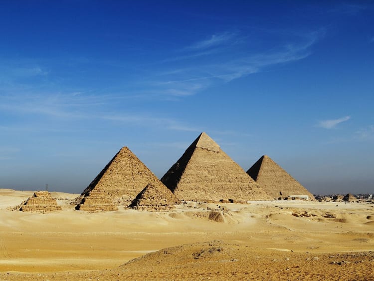 Panorama de pir&aacute;mides en el desierto: un punto cultural de su crucero