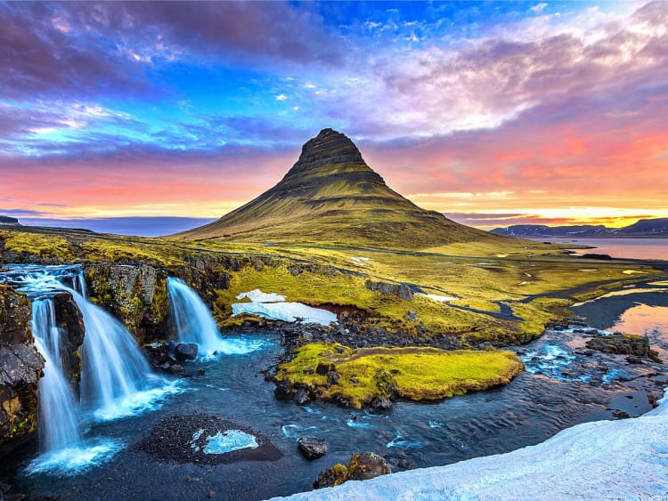Kirkjufell‑Berg mit Wasserfall im Morgengrauen