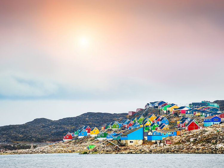 Reihe farbenfroher Holzh&auml;user am Wasser im ruhigen Dorf in der Antarktis