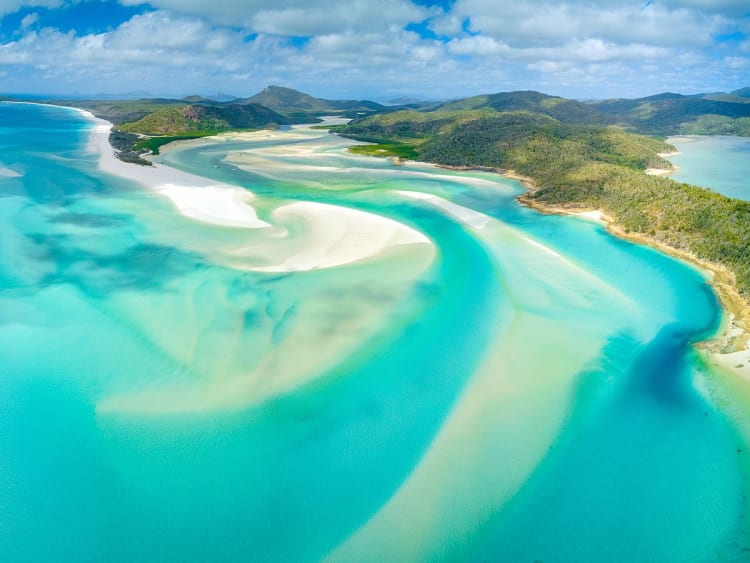 T&uuml;rkisfarbenes Wasser und wei&szlig;e Sandb&auml;nke formen ein Naturmuster in Australien