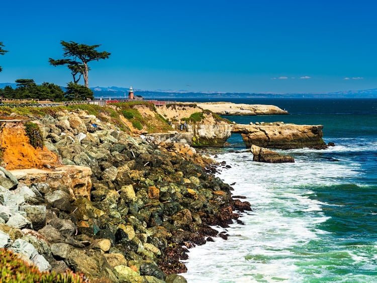 Nat&uuml;rliche Felsbr&uuml;cke im Meer vor der Westk&uuml;ste der USA