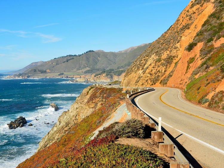 K&uuml;stenstra&szlig;e windet sich entlang steiler Klippen