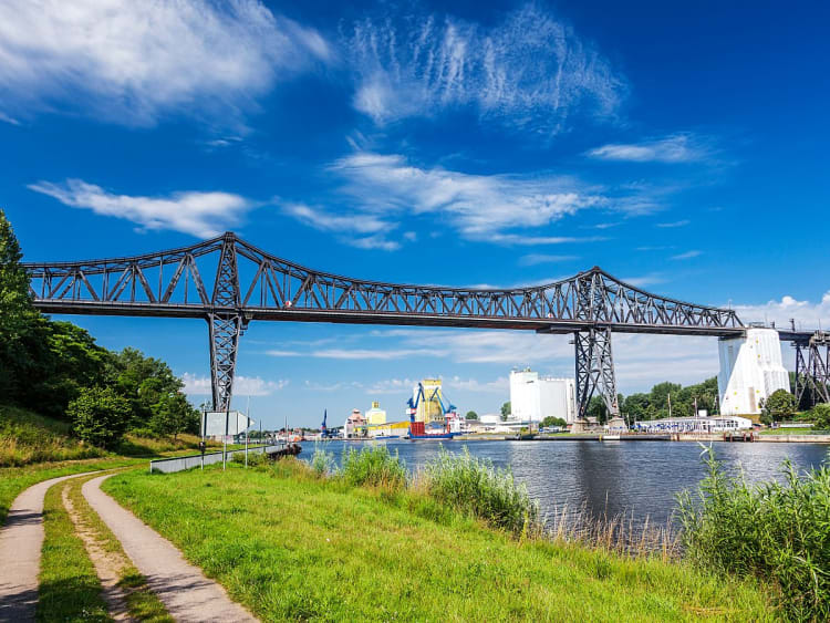 Auf Kreuzfahrt den Nord-Ostsee-Kanal unter imposanter Br&uuml;cke passieren