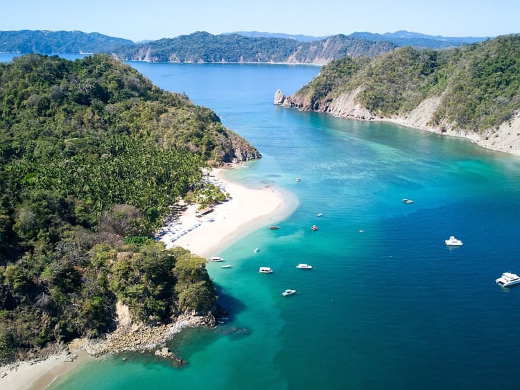 Karibische Bucht mit Sandstrand &ndash; perfekter Stopp auf s&uuml;dlicher Karibik-Kreuzfahrt