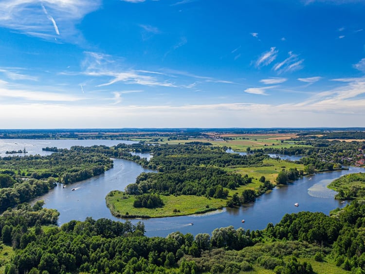 Verzweigte Flusslandschaft mit gr&uuml;nen Ufern und Seen entlang der Havel