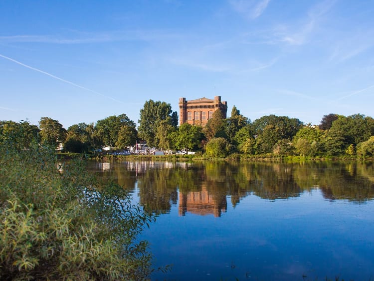Genie&szlig;en Sie historische Architektur und Flussruhe bei einem Spaziergang an der Weser!